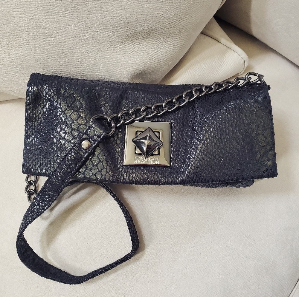 PRACTICALLY NEW Kenneth Cole Reaction bag